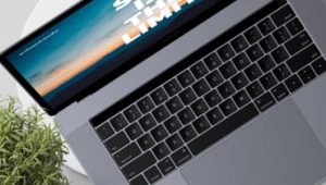 Otvoreni laptop s porukom “Samo nebo je granica” – vendor lock-in i sloboda izbora u IT-u